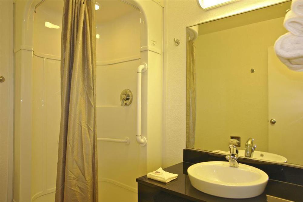 Rodeway Inn Тіллменс-Корнер Номер фото
